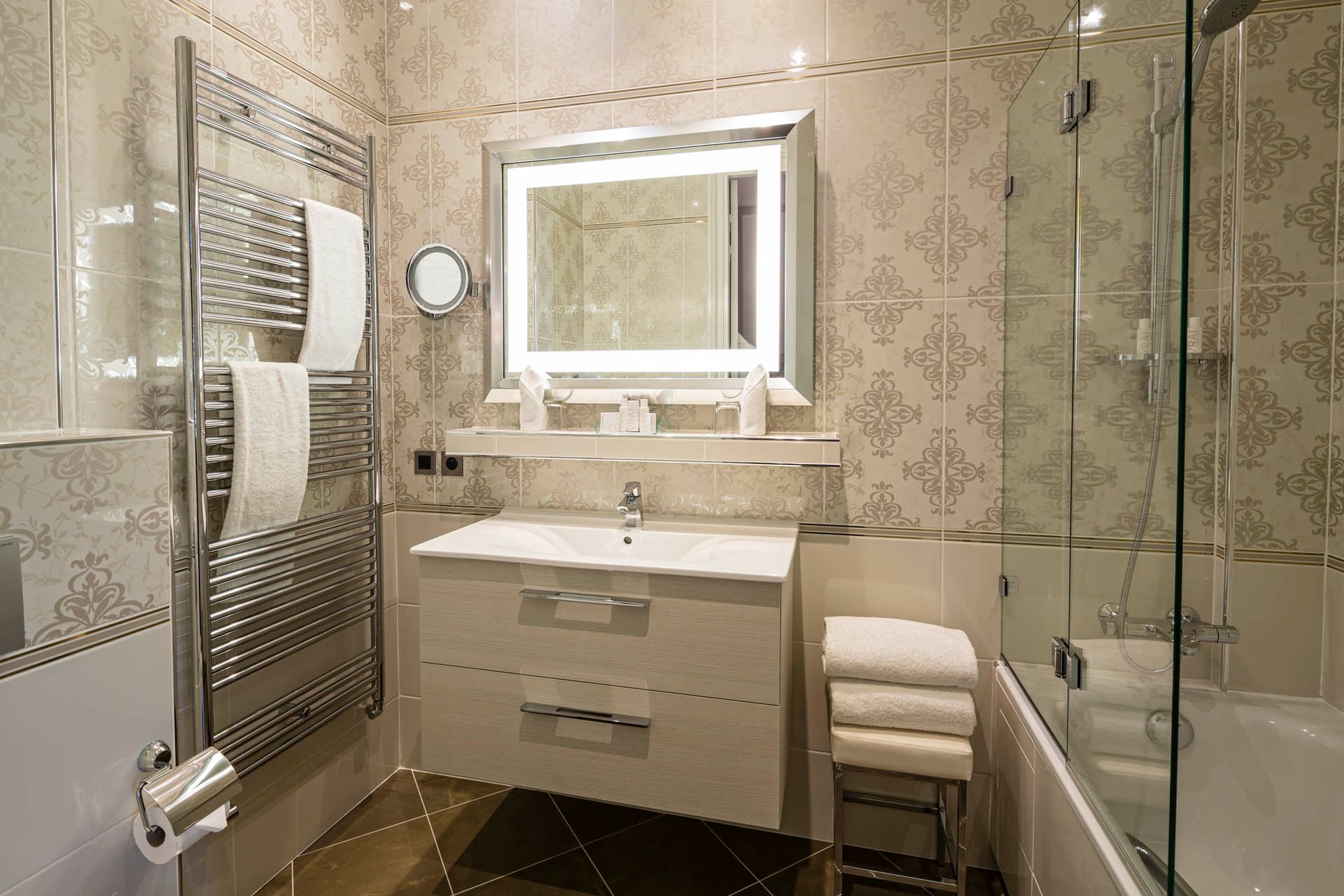 235/Chambres/Room Superior Bath 1 - CHotel Regina Paris.jpg